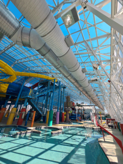 Polycarbonat-Stegplatten zur Bedachung eines Schwimmbades
